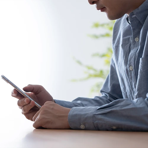 LINEをする人の写真